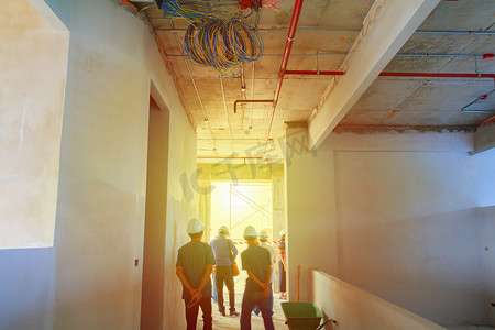 建筑工地的建筑内部和墙壁装饰与工程师运动和色调光阳光早晨