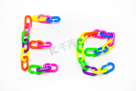 创建摄影照片_E 和 e 字母表，由彩色塑料链创建