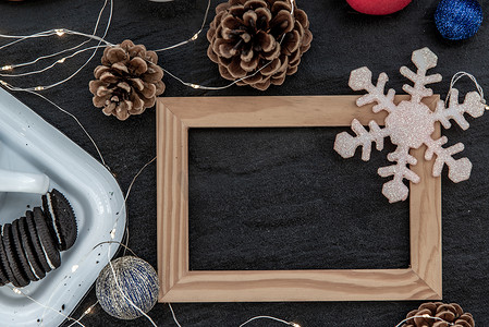 咖啡元素摄影照片_圣诞装饰与空木框架有关设计元素的工作。