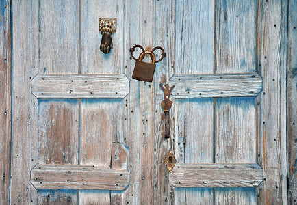 带锁和把手的复古蓝色门背景。