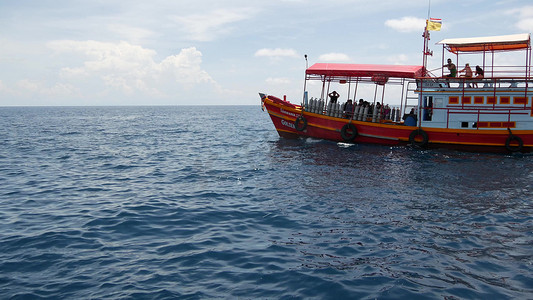 潜水船摄影照片_泰国涛岛 — 2019 年 6 月 29 日，在天堂异国情调的度假胜地，潜水船漂浮在波光粼粼的海面上。
