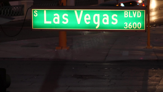 信息交通标志摄影照片_Fabulos 拉斯维加斯，美国罪恶之城 The Strip 上闪闪发光的交通标志。
