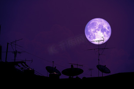 行星剪影摄影照片_全干草月亮行星背面剪影屋顶上的卫星天线