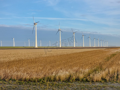 风媒摄影照片_Ijsselmeer Nehterlands 湖边的风车村工业风车