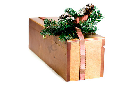 精致木盒摄影照片_有圣诞节装饰的木礼物盒