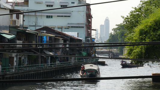 泰国曼谷，2019 年 7 月 11 日：运河作为公共客运的经典典型水道。 