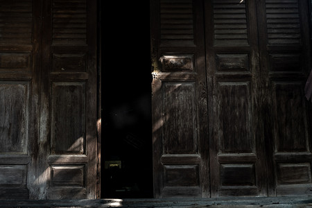 传统经典摄影照片_传统泰式木门，传统房屋。
