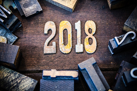 2018 概念木材和生锈的金属字母