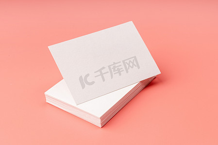粉红色背景中的一叠访问卡，用于模型设计