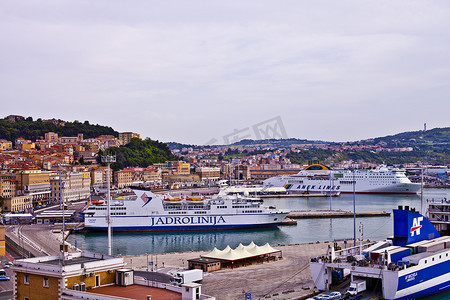 意大利安科纳 — 2019 年 6 月 8 日：安科纳港停靠着游轮和船只，享有古城景观。