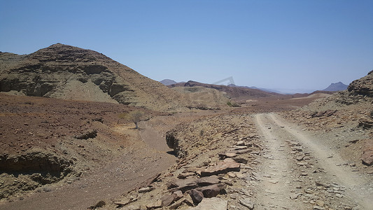 穿过沙漠的碎石路