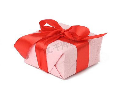 用粉色纸包裹的长方形盒子，白色背景上系着红色丝带