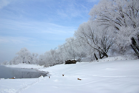 性欲冷淡摄影照片_在河的冷淡的冬日