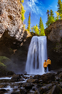 瀑布水流摄影照片_Wells Gray 不列颠哥伦比亚省加拿大，Cariboo 山在加拿大不列颠哥伦比亚省克利尔沃特镇附近的 Wells Gray 省立公园的 Murtle 河上创造了 Helmcken 瀑布壮观的水流