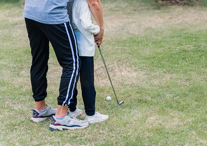 父亲支持教学训练女儿打出完美的高尔夫球