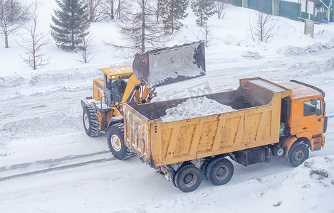 雪街道摄影照片_冬季从雪中清洁和清洁城市道路