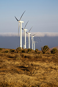 非洲风力涡轮机和岛上的天空