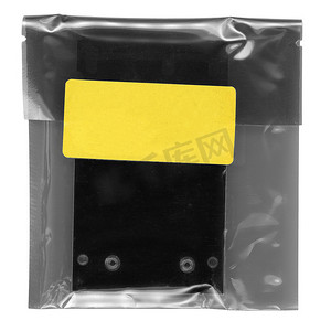文具袋摄影照片_带有黄色标签的小袋在白色上被隔离