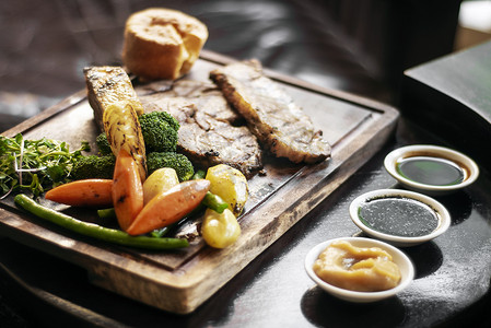 周日大餐摄影照片_周日烤牛肉传统英国餐摆在桌上