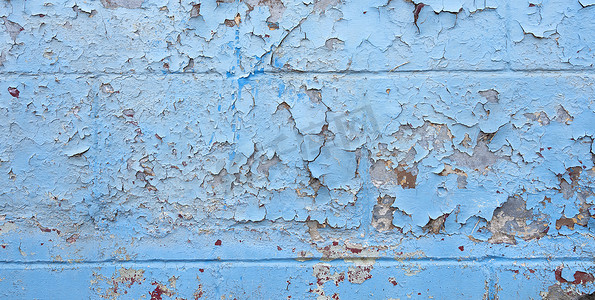 破烂的蓝色油漆外墙裂开的部分