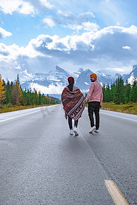 一对夫妇走过加拿大秋季贾斯珀国家公园 93 号美丽的冰原公园路