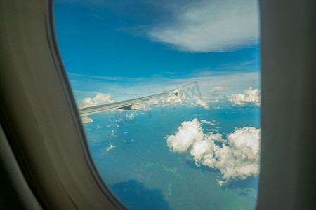 从飞机内部通过蓝天、白色的飞机窗查看