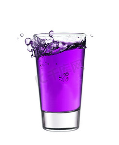 倒入一杯紫色柠檬水