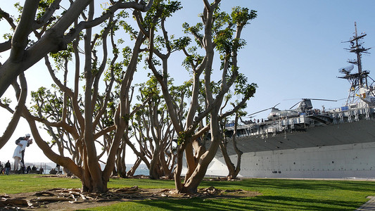 美国加利福尼亚州圣地亚哥 — 2020 年 2 月 23 日：无条件投降雕像，USS Midway 博物馆。