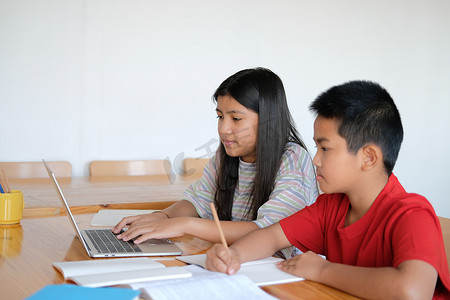 男孩女孩学生在线学习课程。