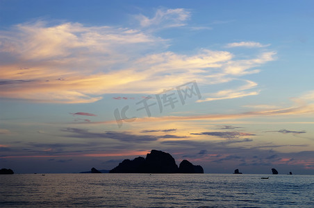 日落大海摄影照片_在安达曼海，奥南海滩，泰国的日落。