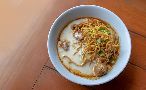 猪心汤面摄影照片_泰式北方风味咖喱鸡汤面。