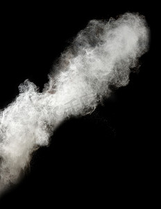黑色设计摄影照片_黑色背景中的白小麦粉云，颗粒向不同方向飞行
