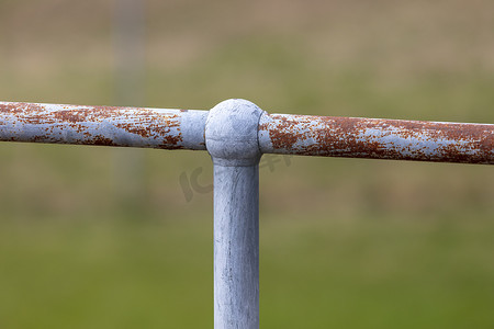 柱状图模板摄影照片_生锈的钢栅栏柱和扶手