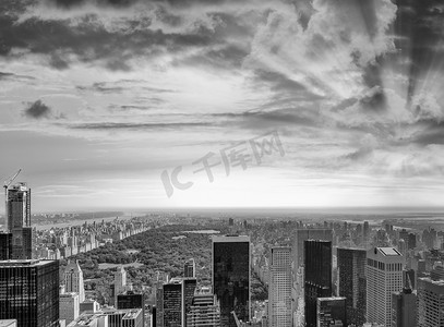 城市黑白摄影照片_纽约市天际线和中央公园的黑白全景鸟瞰图