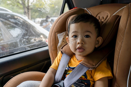 小男孩儿童在汽车汽车座椅上的特写镜头。