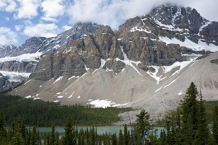 阿尔伯塔省（加拿大）的佩托湖被森林环绕，位于高耸的雪山之下。
