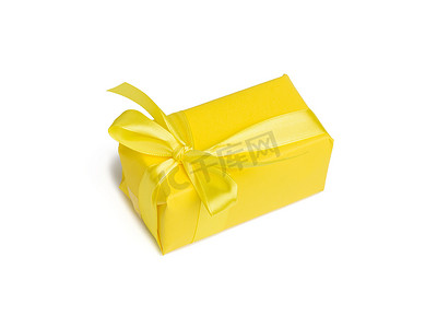 长方形盒子，里面有用黄色纸包裹的礼物，并用黄色丝带系着