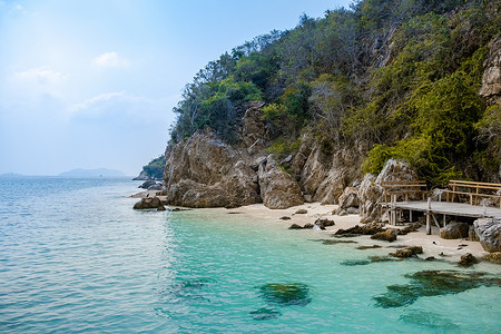 热带春摄影照片_热带岛屿海洋，美丽的热带岛屿海滩 — Koh Kham，Trat Thailand Pattaya Asia，情侣在热带岛屿上放松