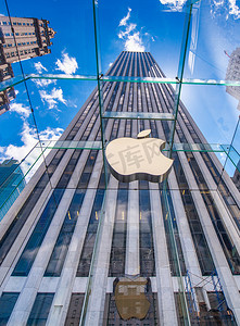 纽约城-2013 年 6 月 11 日：沿第五大道的著名苹果商店有城市摩天大楼的