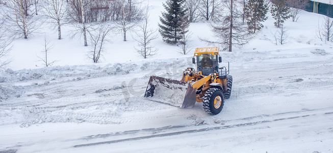 冬季从雪中清洁和清洁城市道路