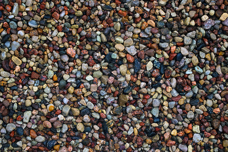 海滩上的五颜六色的石头，背景，质地。