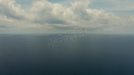海面天空摄影照片_海景、蓝色海、天空与云彩和海岛