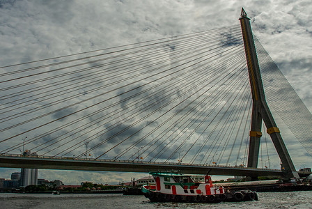 拉玛八世桥，横跨湄南河的索桥，背景是蓝天的高 V 形塔，阴天