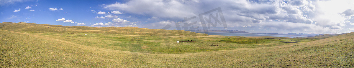 草原蒙古包摄影照片_吉尔吉斯斯坦的蒙古包