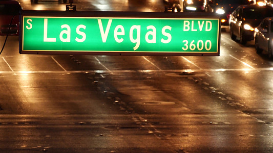 道名摄影照片_Fabulos 拉斯维加斯，美国罪恶之城 The Strip 上闪闪发光的交通标志。