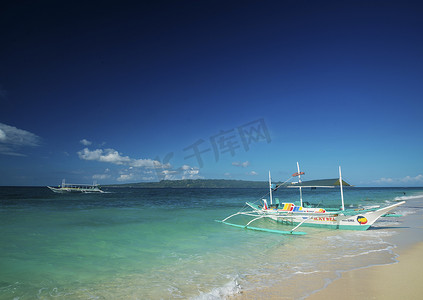 菲律宾长滩岛普卡海滩上的传统船只