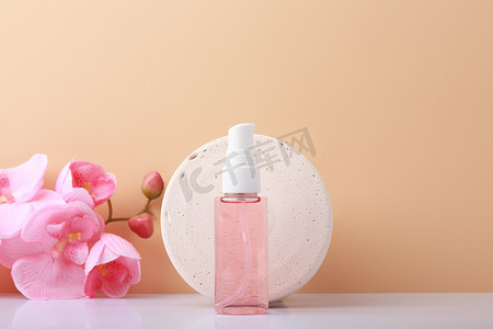 用于米色背景皮肤护理的清洁泡沫，带有复制空间、圆形石台和粉红色的花。