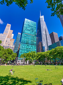 纽约城 — 2013 年 6 月 11 日：游客在阳光明媚的日子里享受布赖恩特公园