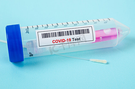 含有用于冠状病毒或 COVID-19 测试的鼻咽拭子的试管。