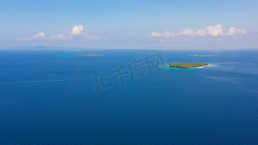蓝色的大海和岛屿，白色的沙滩，俯视。